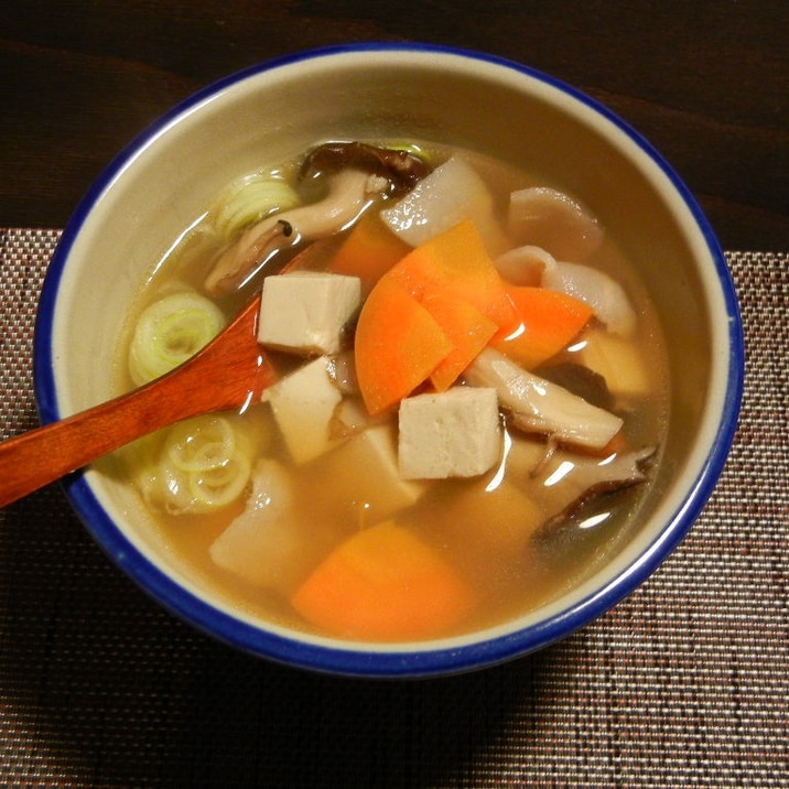 豆腐とヒラタケとニンジンの豚汁